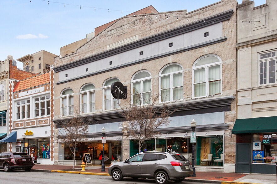 24 E Broughton St, Savannah, GA à louer - Photo de l’immeuble – Image 2 sur 5
