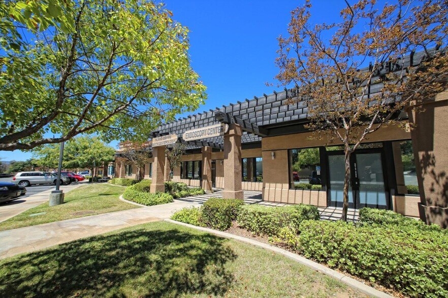 40414 California Oaks Rd, Murrieta, CA à louer - Photo de l’immeuble – Image 3 sur 3