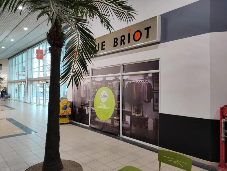 Local commercial dans Pleine-Fougères à louer - Hall d’entrée – Image 2 sur 3