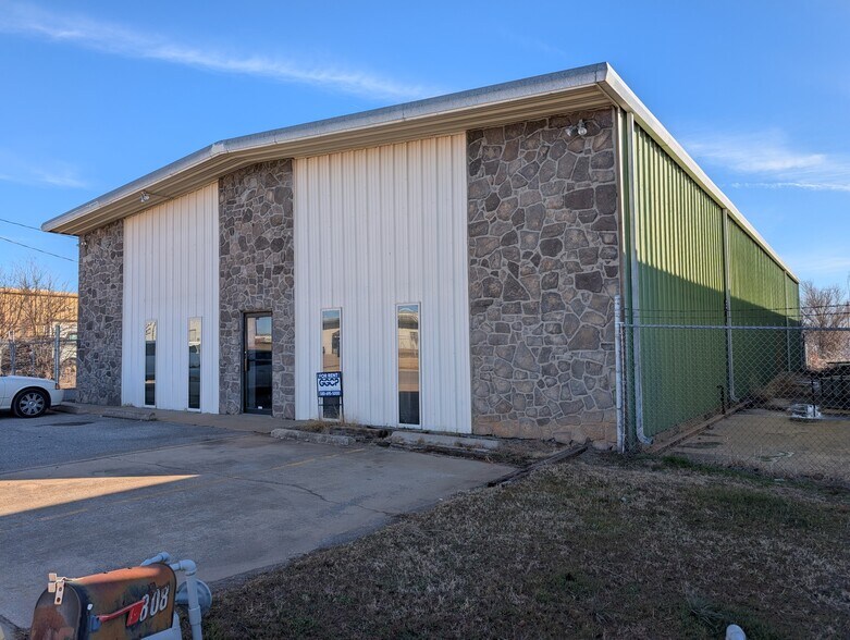 806 SE 2nd St, Lawton, OK à louer - Photo de l’immeuble – Image 2 sur 5