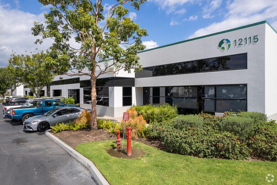 12115 Burke St, Santa Fe Springs, CA à louer - Photo de l’immeuble – Image 3 sur 25