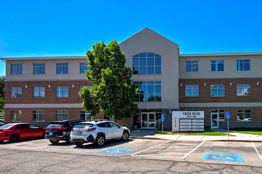 7430 S Creek Rd, Sandy, UT à vendre - Photo de l’immeuble – Image 2 sur 32