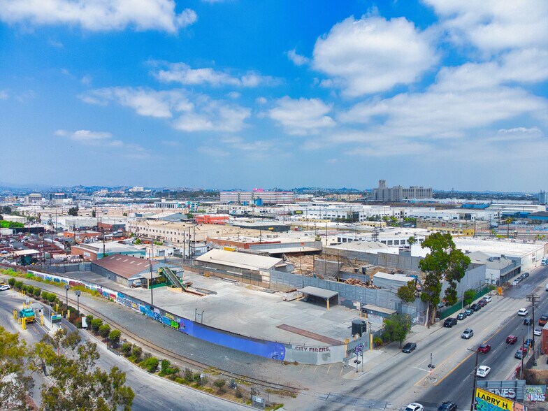 2211 E Washington Blvd, Los Angeles, CA à louer - Photo de l’immeuble – Image 3 sur 4