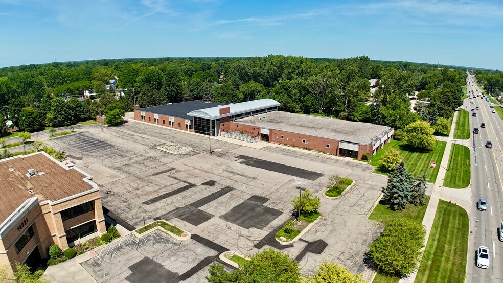 14111 Middlebelt Rd, Livonia, MI à louer - Photo de l’immeuble – Image 2 sur 11