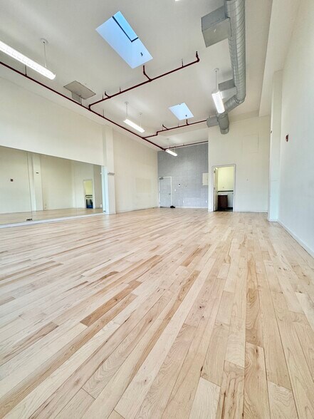 11-11 44th Rd, Long Island City, NY à louer - Photo de l’immeuble – Image 3 sur 15