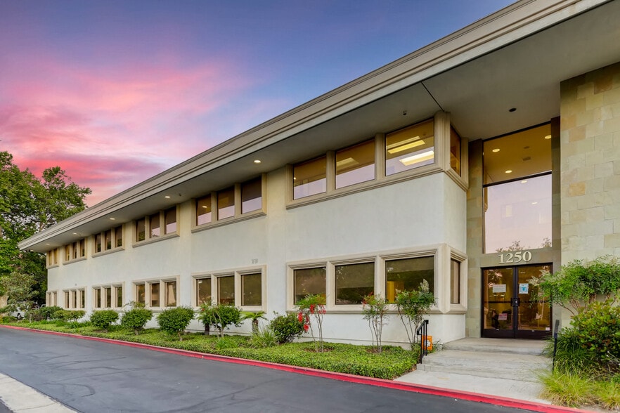 1250 La Venta Dr, Westlake Village, CA à louer - Photo de l’immeuble – Image 1 sur 5
