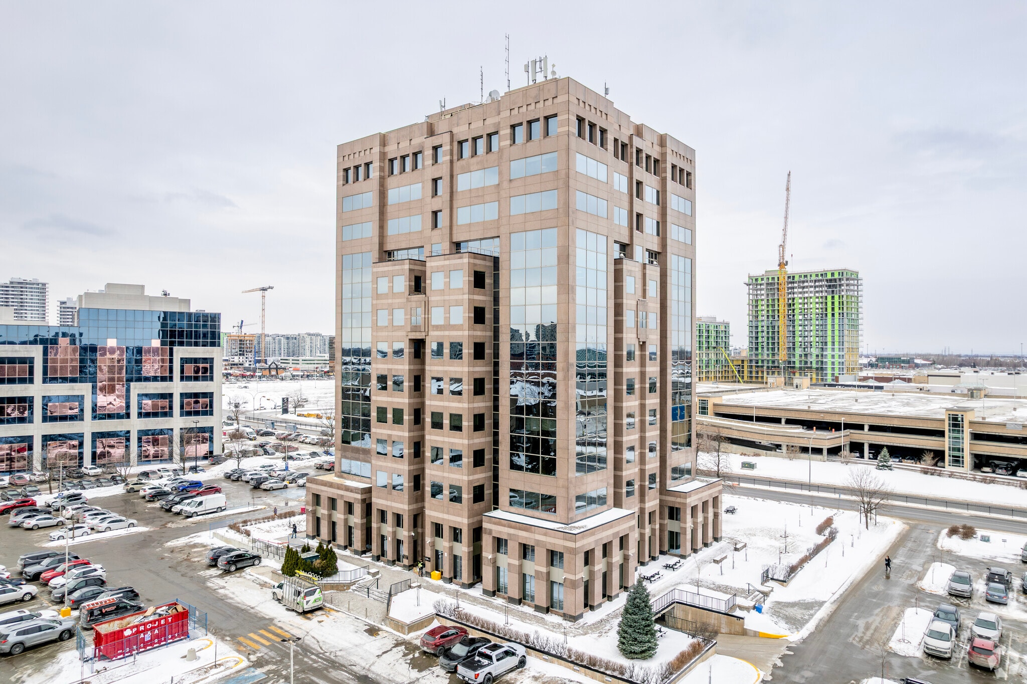 3030 Boul Le Carrefour, Laval, QC à louer Photo principale– Image 1 sur 5