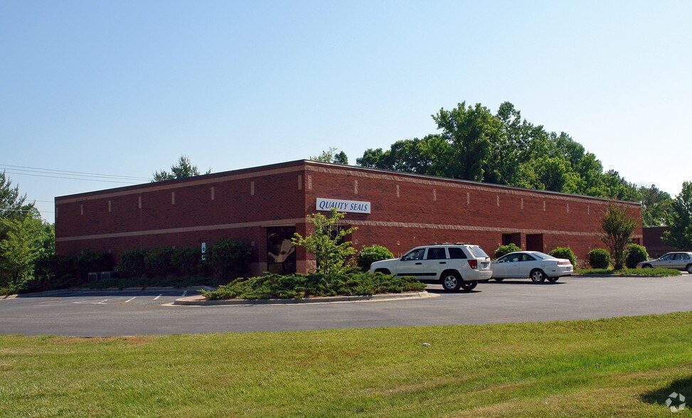 2540 Viceroy Dr, Winston-Salem, NC à louer - Photo de l’immeuble – Image 1 sur 6