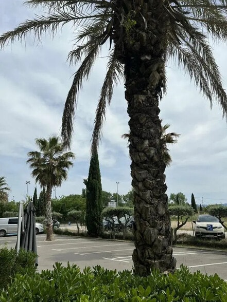 Local commercial dans Éguilles à louer - Photo de l’immeuble – Image 2 sur 3