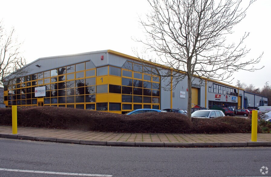 Imberhorne Ln, East Grinstead à louer - Photo de l’immeuble – Image 2 sur 9