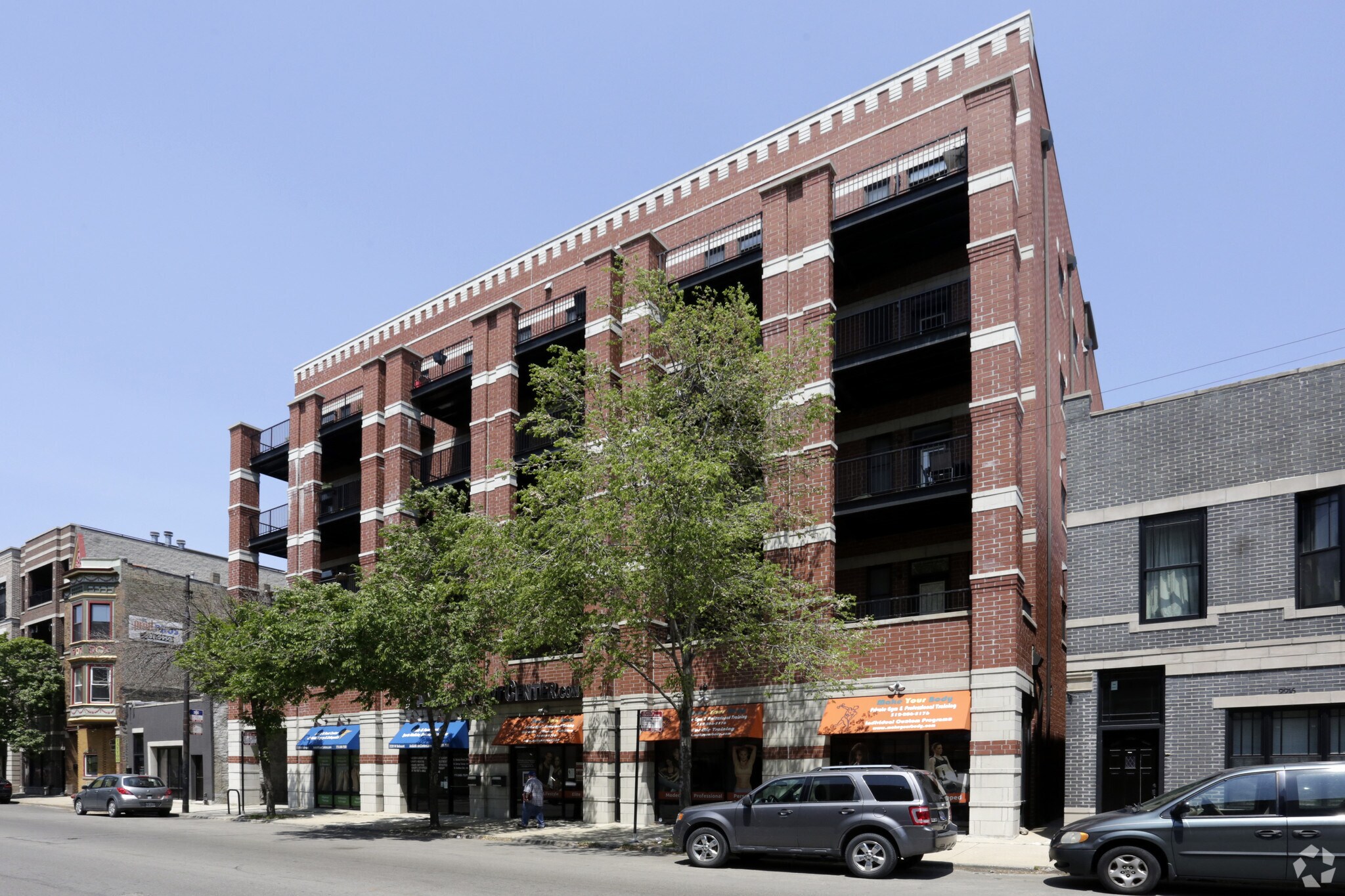 2220 W Belmont Ave, Chicago, IL à louer Photo de l’immeuble– Image 1 sur 9