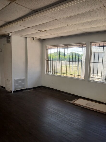 6111 SRL Thornton Freeway, Dallas, TX à louer - Photo de l’immeuble – Image 3 sur 20