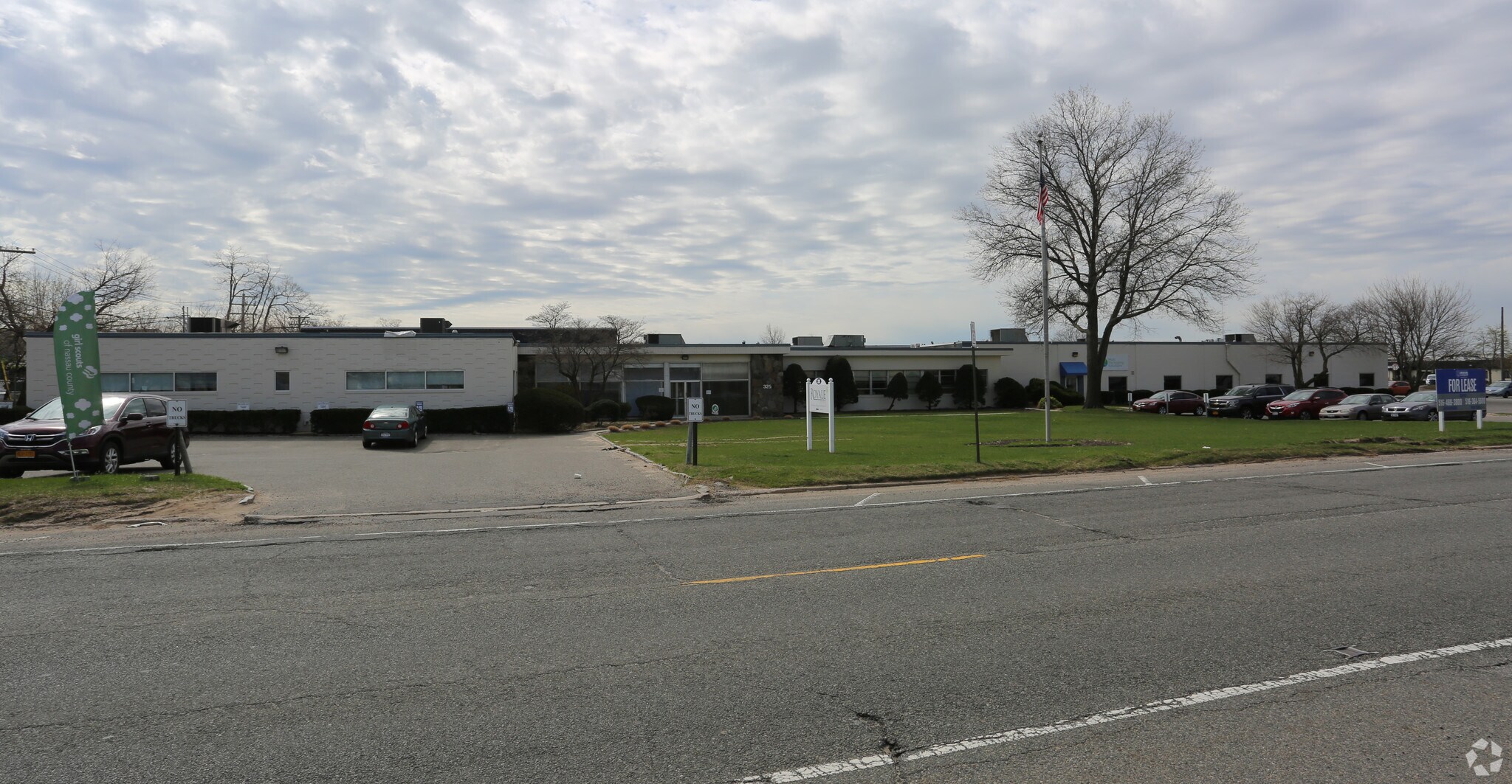325 Duffy Ave, Hicksville, NY à louer Photo principale– Image 1 sur 4