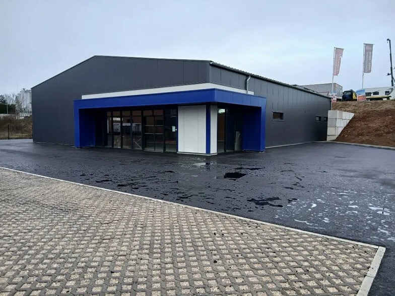 Local d’activités dans Saint-Vit à louer - Photo de l’immeuble – Image 1 sur 4