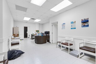 5843-5847 Ch De La Côte-Des-Neiges, Montréal, QC à louer Photo intérieure– Image 2 sur 12