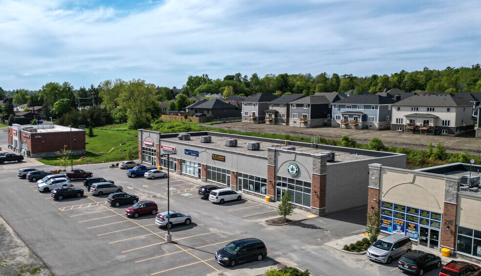 220 Main St, Loyalist, ON à louer - Photo de l’immeuble – Image 2 sur 10