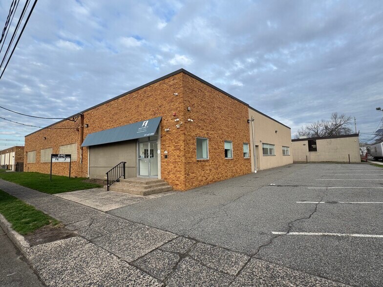 240 Humphrey St, Englewood, NJ à louer - Photo de l’immeuble – Image 1 sur 11