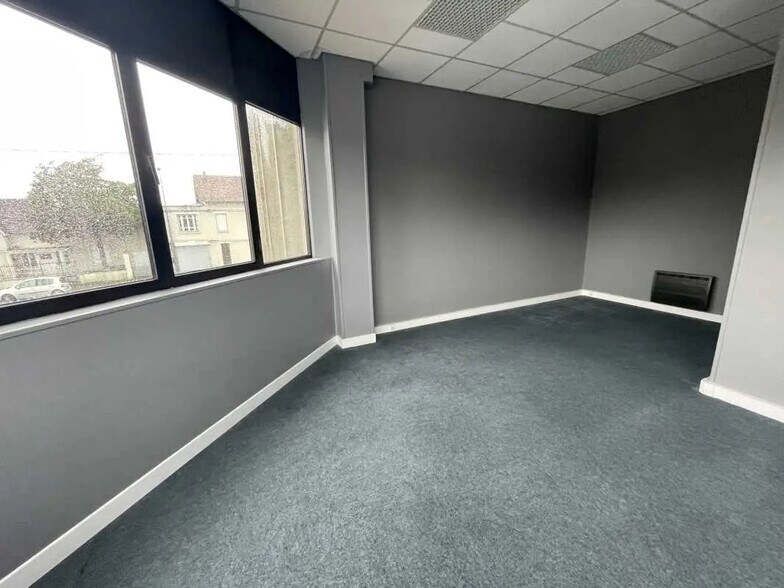 Bureau dans Allonne à louer - Photo de l’immeuble – Image 3 sur 7