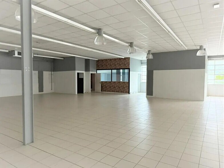 Local commercial dans Besançon à louer - Photo de l’immeuble – Image 3 sur 5