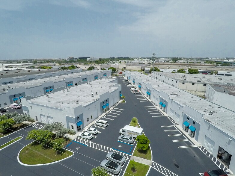 2365 NW 70th Ave, Miami, FL à louer - Photo de l’immeuble – Image 2 sur 9