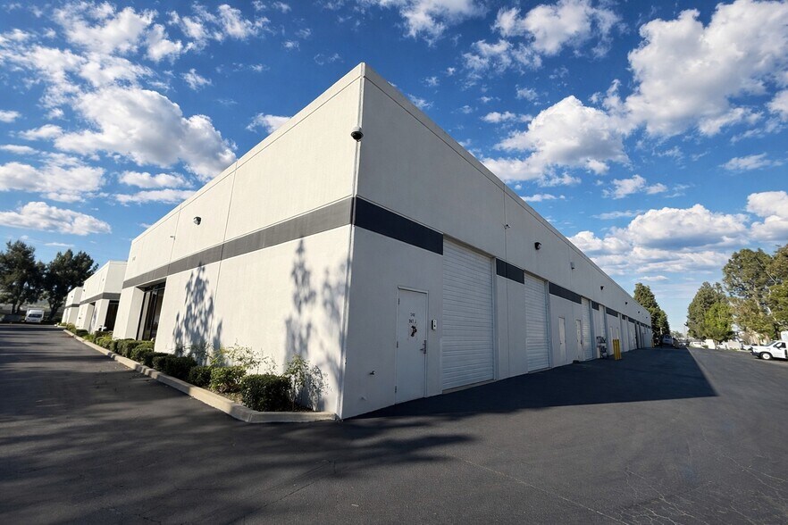 5148 Commerce Ave, Moorpark, CA à louer - Photo de l’immeuble – Image 3 sur 16