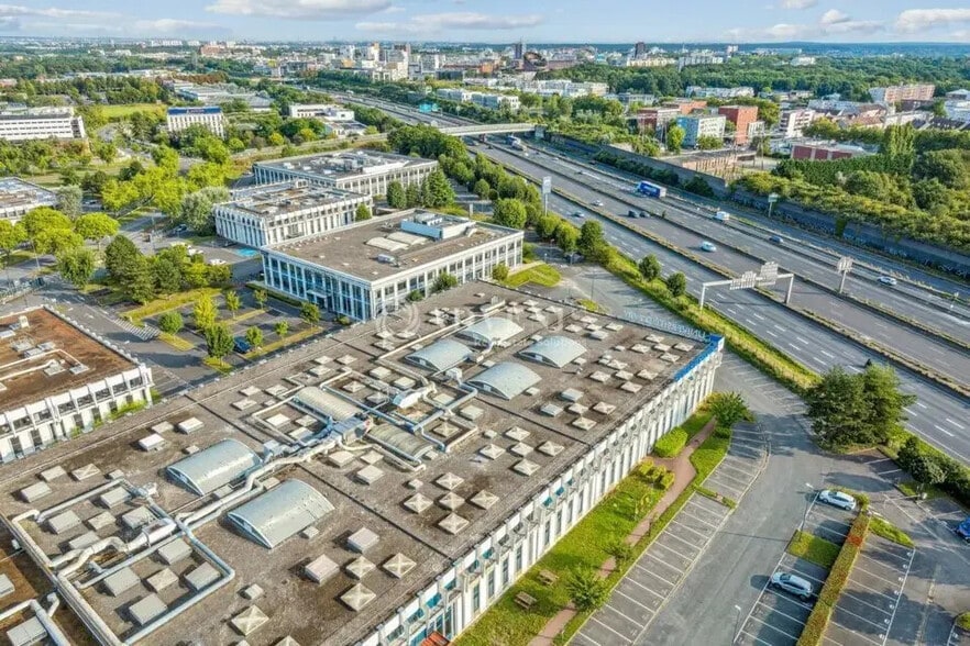 Local d’activités dans COURCOURONNES à louer - Photo de l’immeuble – Image 3 sur 4
