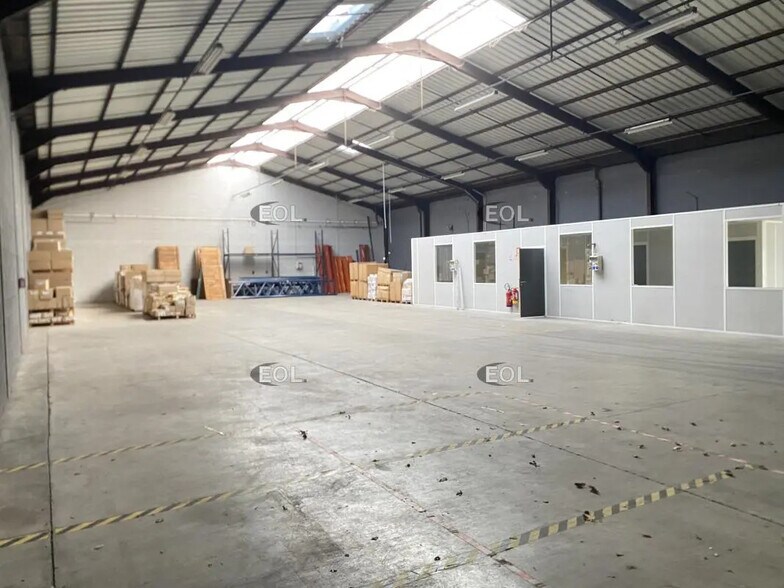 Local d’activités dans Brignais à louer - Photo de l’immeuble – Image 3 sur 7