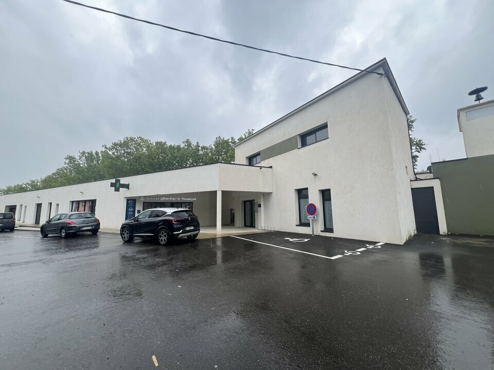 Bureaux/Médical dans Saint-Étienne-du-Grès à louer Photo de l’immeuble– Image 1 sur 4