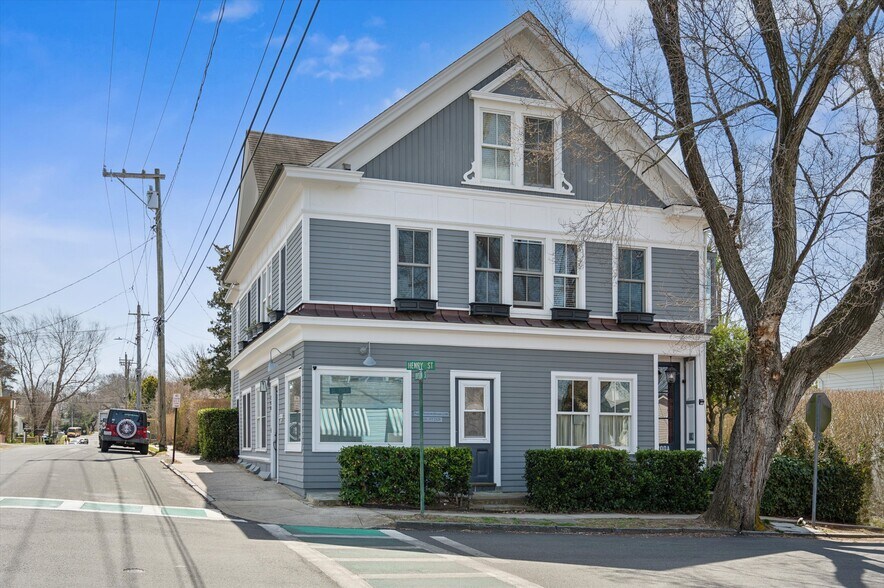 200 Division St, Sag Harbor, NY à louer - Photo de l’immeuble – Image 2 sur 23