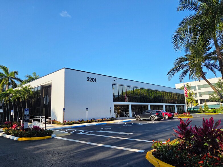 2201 NW Corporate Blvd, Boca Raton, FL à louer - Photo principale – Image 1 sur 20