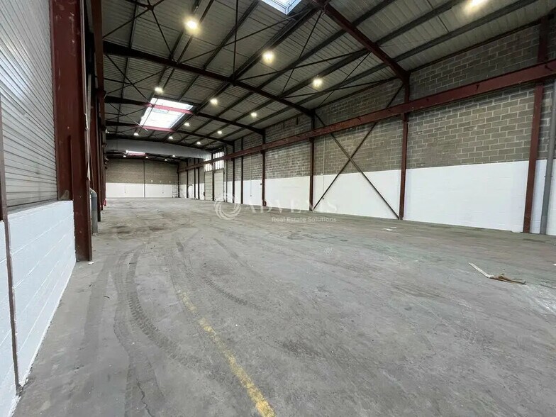 Local d’activités dans Le Thillay à louer - Photo de l’immeuble – Image 3 sur 10