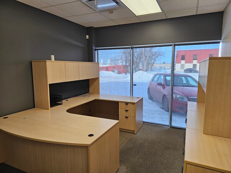 9333 37 Av NW, Edmonton, AB à louer - Photo intérieure – Image 2 sur 7