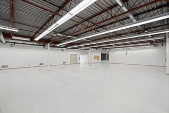 2181-2183 Thurston Dr, Ottawa, ON à louer Photo intérieure– Image 2 sur 8