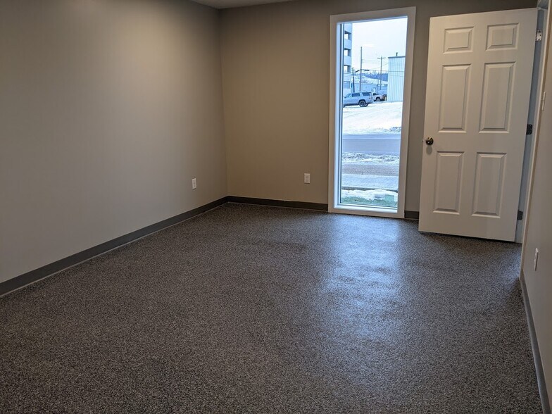 8312-8314 Fraser Av, Fort McMurray, AB à louer - Photo intérieure – Image 3 sur 13