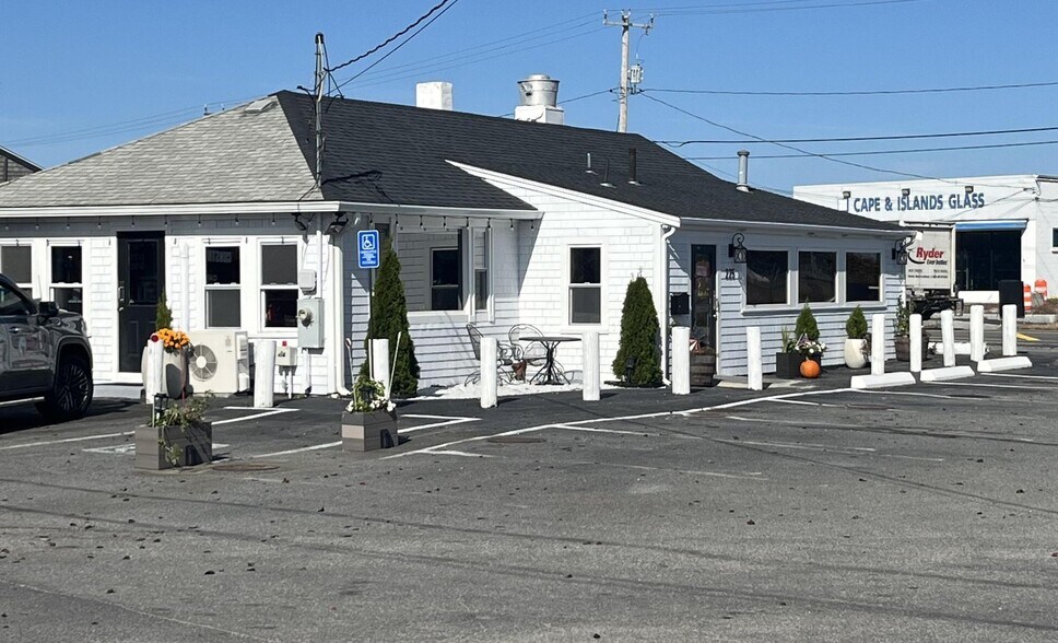 225 Iyannough Rd, Hyannis, MA à vendre - Photo de l’immeuble – Image 2 sur 22