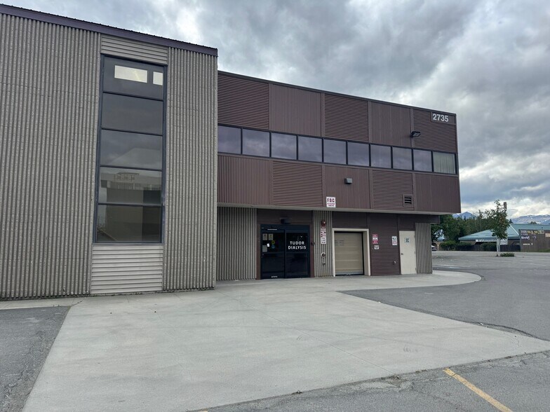 2735 E Tudor Rd, Anchorage, AK à louer - Photo de l’immeuble – Image 2 sur 12