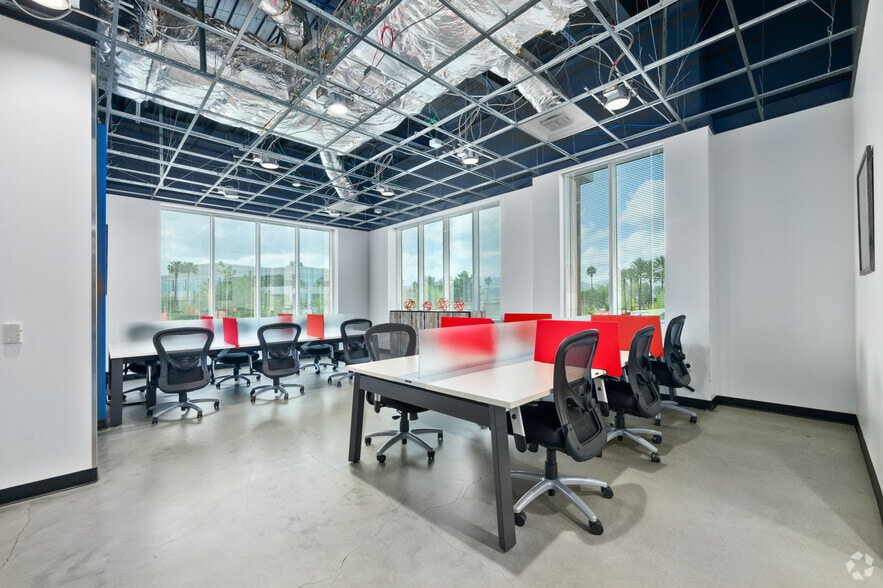 473 E Carnegie Dr, San Bernardino, CA à louer - Photo intérieure – Image 3 sur 36