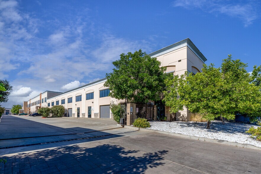 1773 W San Bernardino Rd, West Covina, CA à vendre - Photo de l’immeuble – Image 2 sur 20