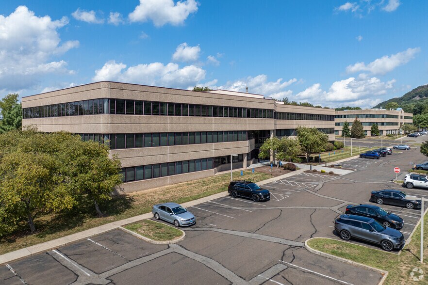 Value-Add | Meriden Executive Park portefeuille de 2 biens à vendre sur LoopNet.fr - Photo de l’immeuble – Image 1 sur 25
