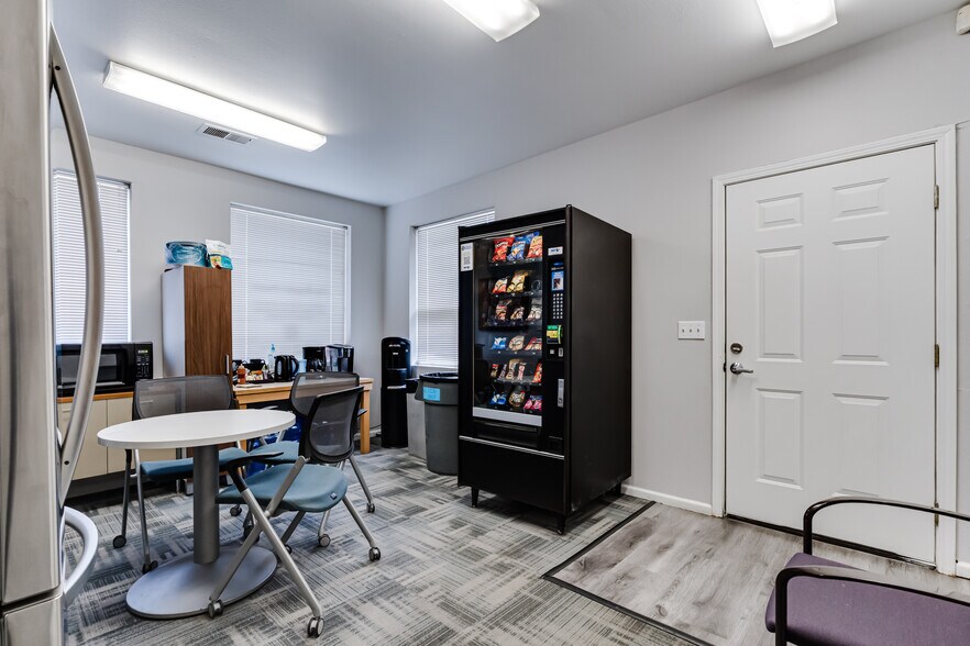 4224 W 7th Ave, Eugene, OR à louer - Photo de l’immeuble – Image 3 sur 13