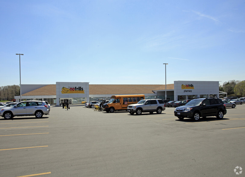 245 Dixon Rd, Toronto, ON à louer - Photo principale – Image 1 sur 2