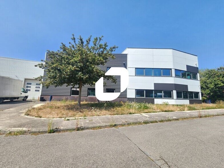 2 Avenue Des 3 Peuples, Montigny-le-Bretonneux à louer - Photo de l’immeuble – Image 3 sur 15