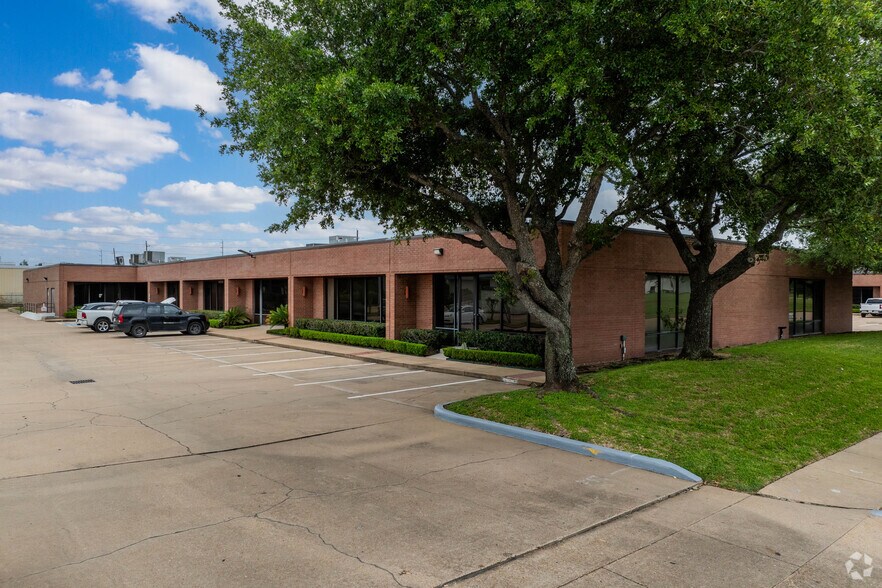 10435 Greenbough Dr, Stafford, TX à louer - Photo de l’immeuble – Image 2 sur 12