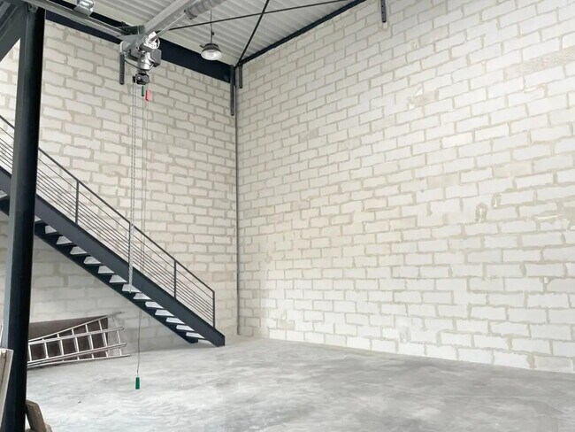 Plus de détails pour Rue Du Palatinat, Poissy - Bureau, Local d'activités à louer