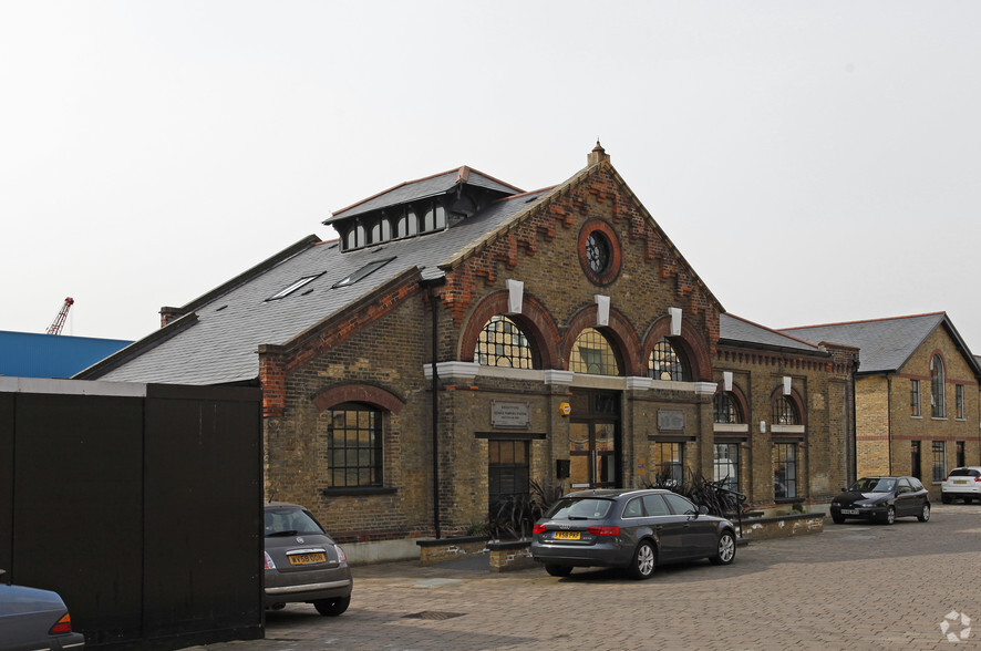 Pump Aly, Brentford à louer - Photo de l’immeuble – Image 1 sur 5