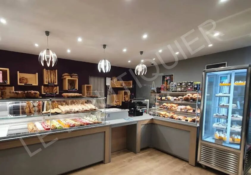 Local commercial dans Franois à vendre - Photo de l’immeuble – Image 2 sur 4