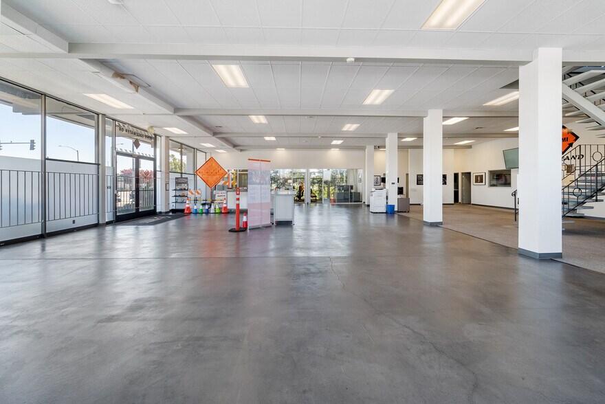 8399 Edgewater Dr, Oakland, CA à louer - Hall d’entrée – Image 2 sur 18