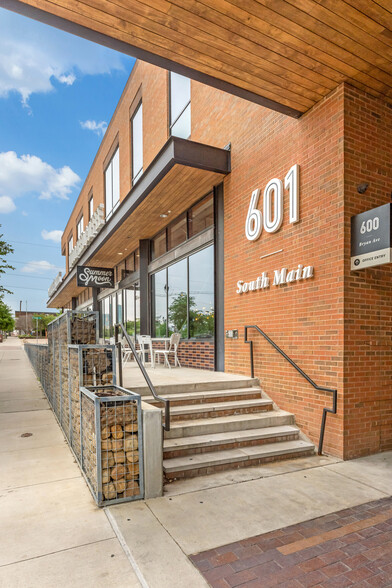 601-615 S Main St, Fort Worth, TX à louer - Photo de l’immeuble – Image 2 sur 18