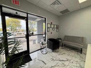 1915 E Chandler Blvd, Chandler, AZ à louer Hall d’entrée– Image 2 sur 11