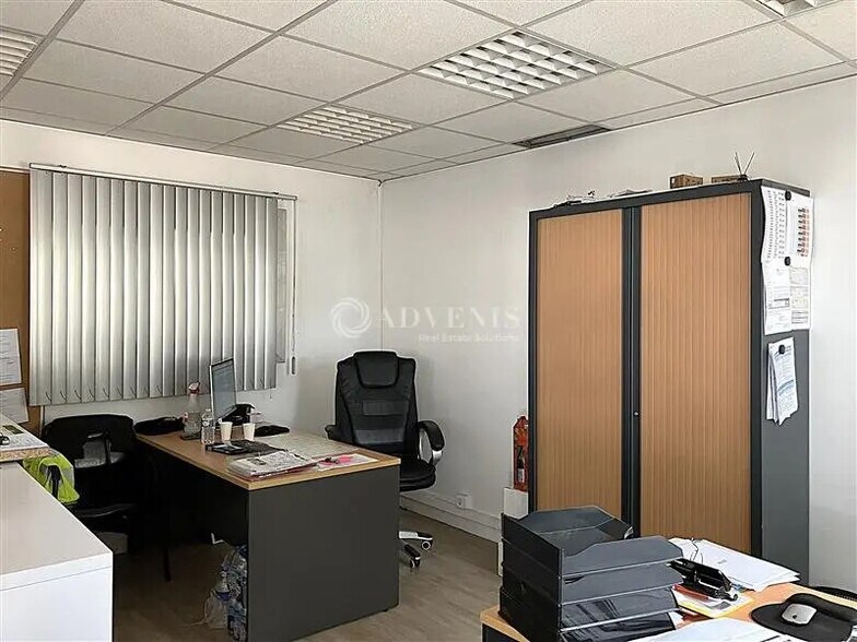 Local d’activités dans La Chapelle-Saint-Ursin à louer - Photo intérieure – Image 2 sur 7